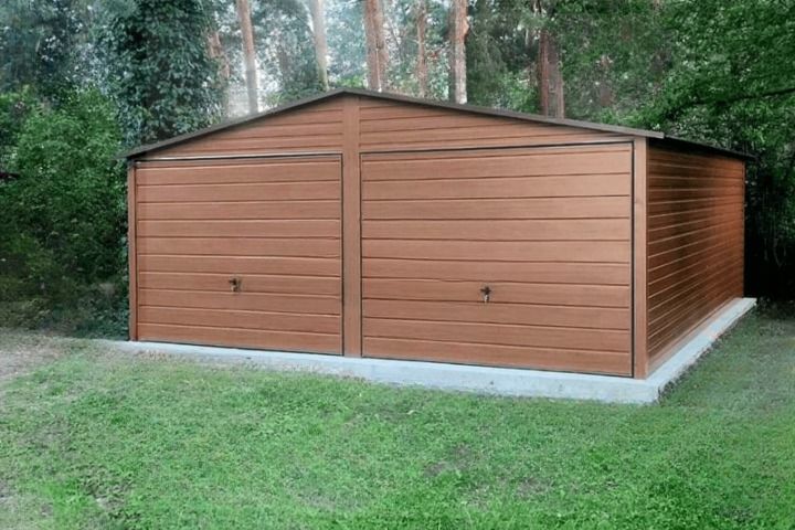 Garaż blaszany 2 × 3 m drewnopodobny z drzwiami otwieranymi na boki